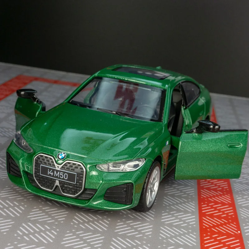 1:34 BMW I4 M50 modelo de aleación adornos de coche tirar hacia atrás juguetes acústicos regalo 2 puertas se pueden abrir directamente por delicadamente