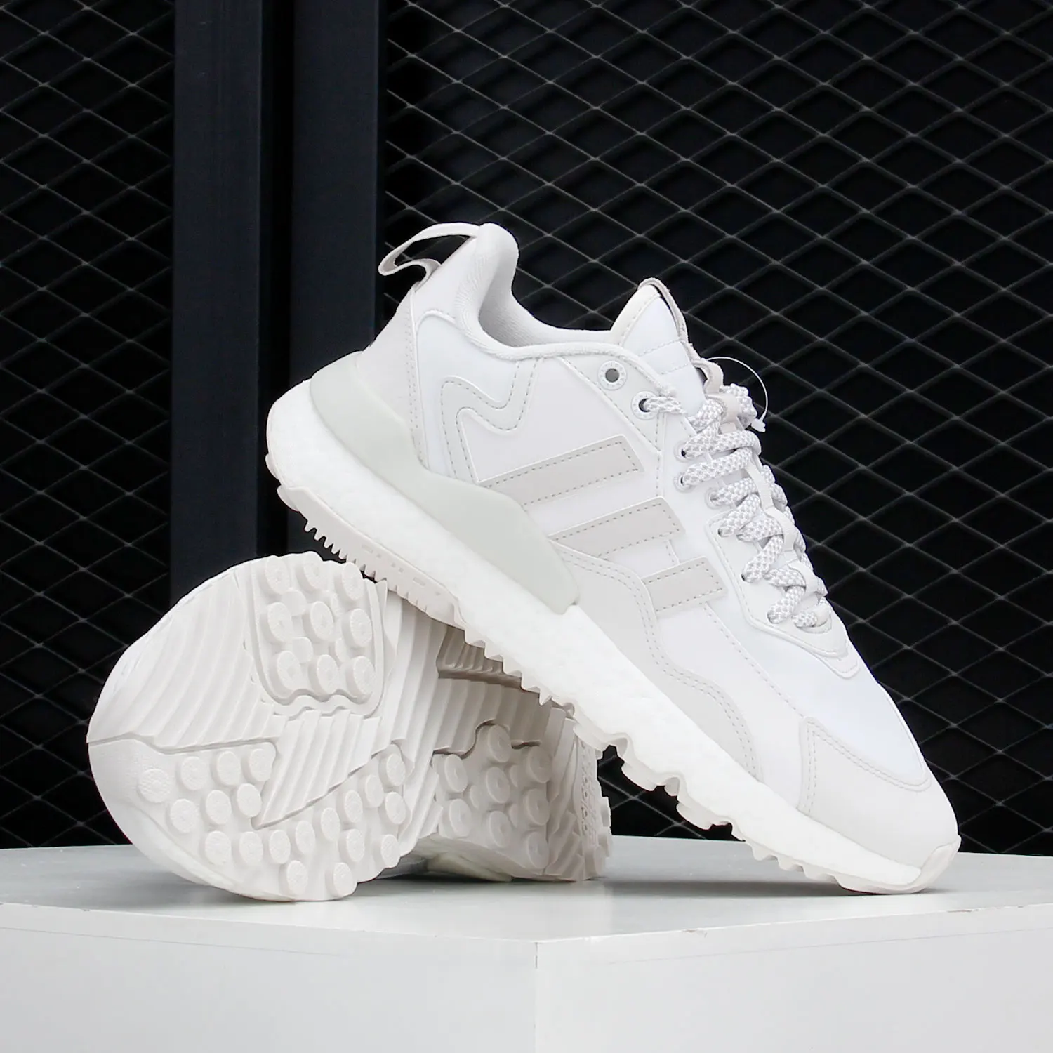 

Спортивная обувь унисекс adidas Genuine Originals NITE JOGGER FZ3660