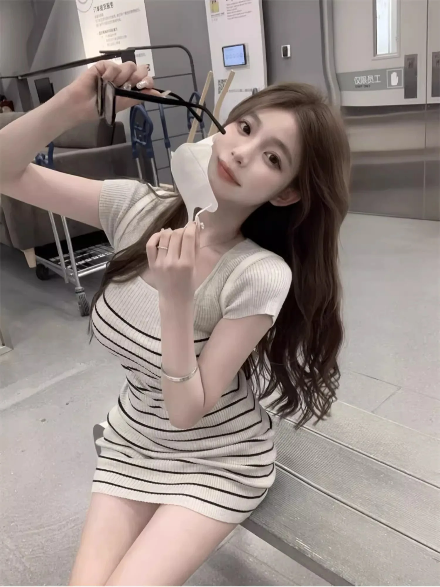 Gestreiftes Kurzarm-Strickkleid T-Shirt Damen Sommer Neuer koreanischer Stil Kontrastierender quadratischer Kragen Slim Fit Kurze Kleider