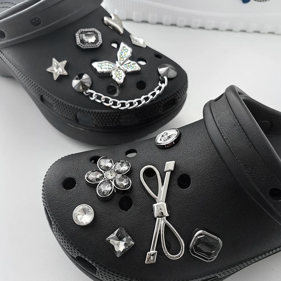 12 piezas de dijes de zapatos de diamante ABS gris mariposa plateada con cadena, adecuados para sandalias y bolsos de playa Crocs Zoccoli