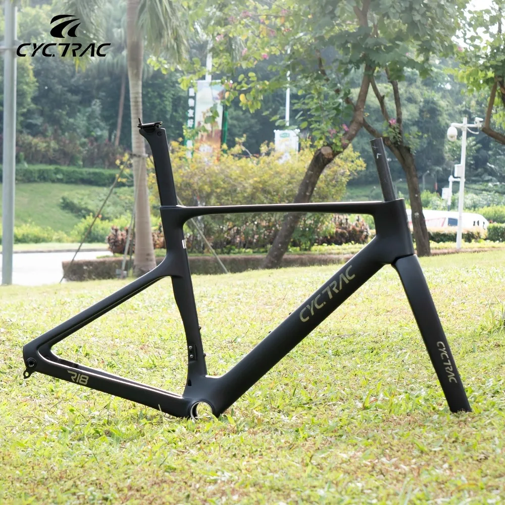 

Гоночный шоссейный велосипед TWITTER R18 (43/46/48/51/54) представляет собой сверхлегкую раму из углеродного волокна, дисковые тормоза и привод сквозной оси.