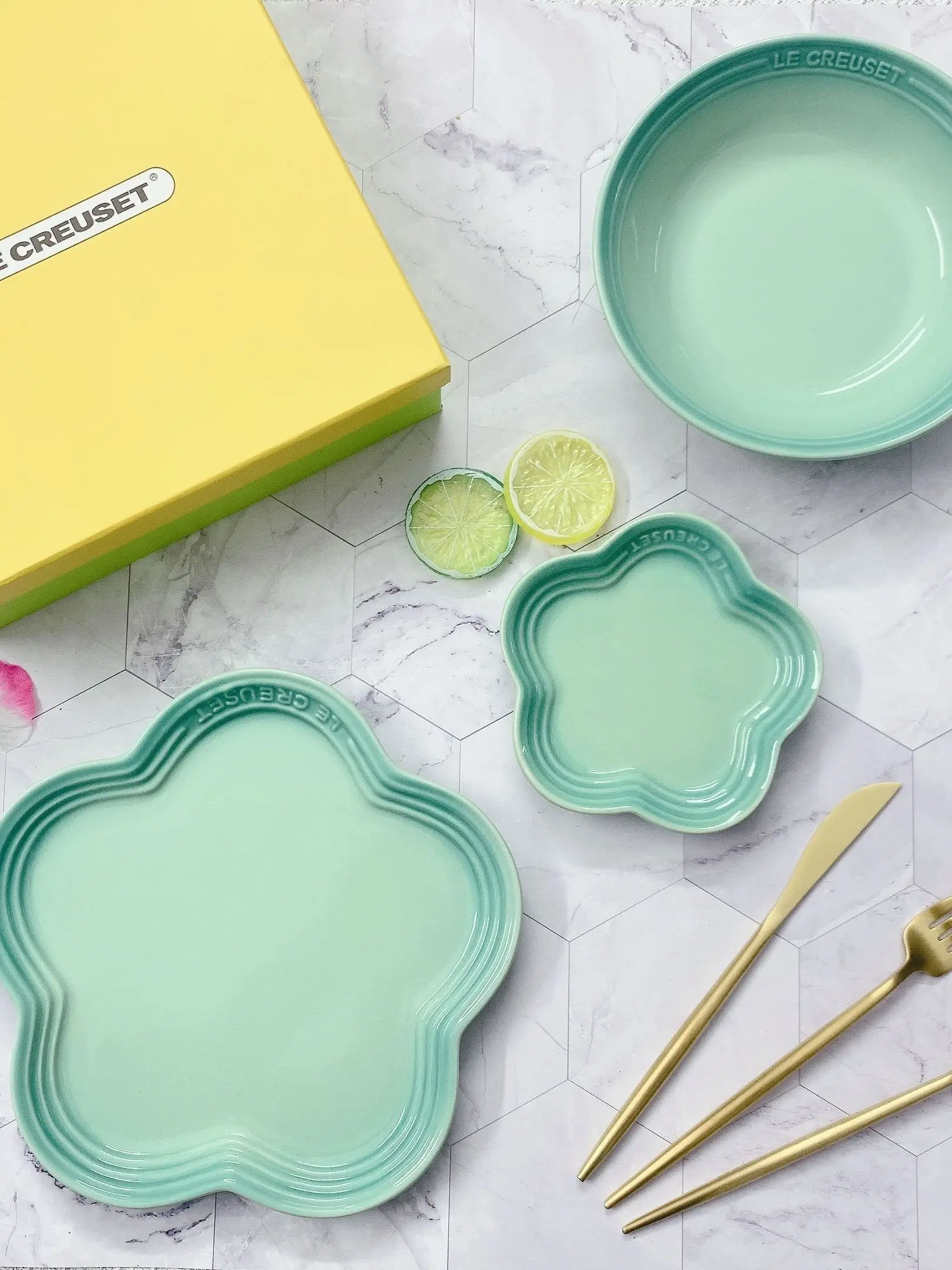 

Керамическая миска LE CREUSET 18 см для хлопьев, салата, десертов и фруктов, в французском стиле, с подглазурной росписью, в ярких цветах