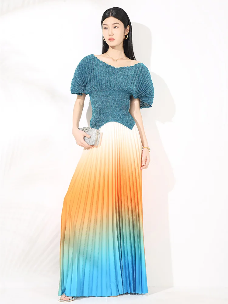 MIYAKE Rimpelset voor dames met een slim fit en een glanzende top met korte mouwen. Geplooide rok met hoge taille en kleurverloop [ 20252026