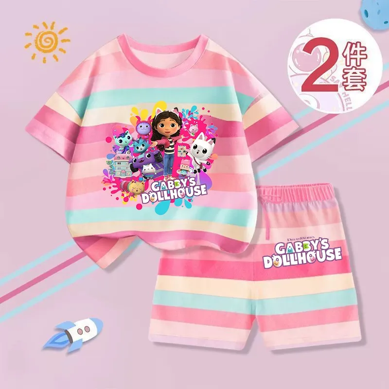 Nuevos conjuntos de casa de muñecas Gabby, trajes de rayas de verano para niñas y niños, camiseta con estampado de figura de Anime Kawaii, pantalones cortos, ropa deportiva informal, regalo
