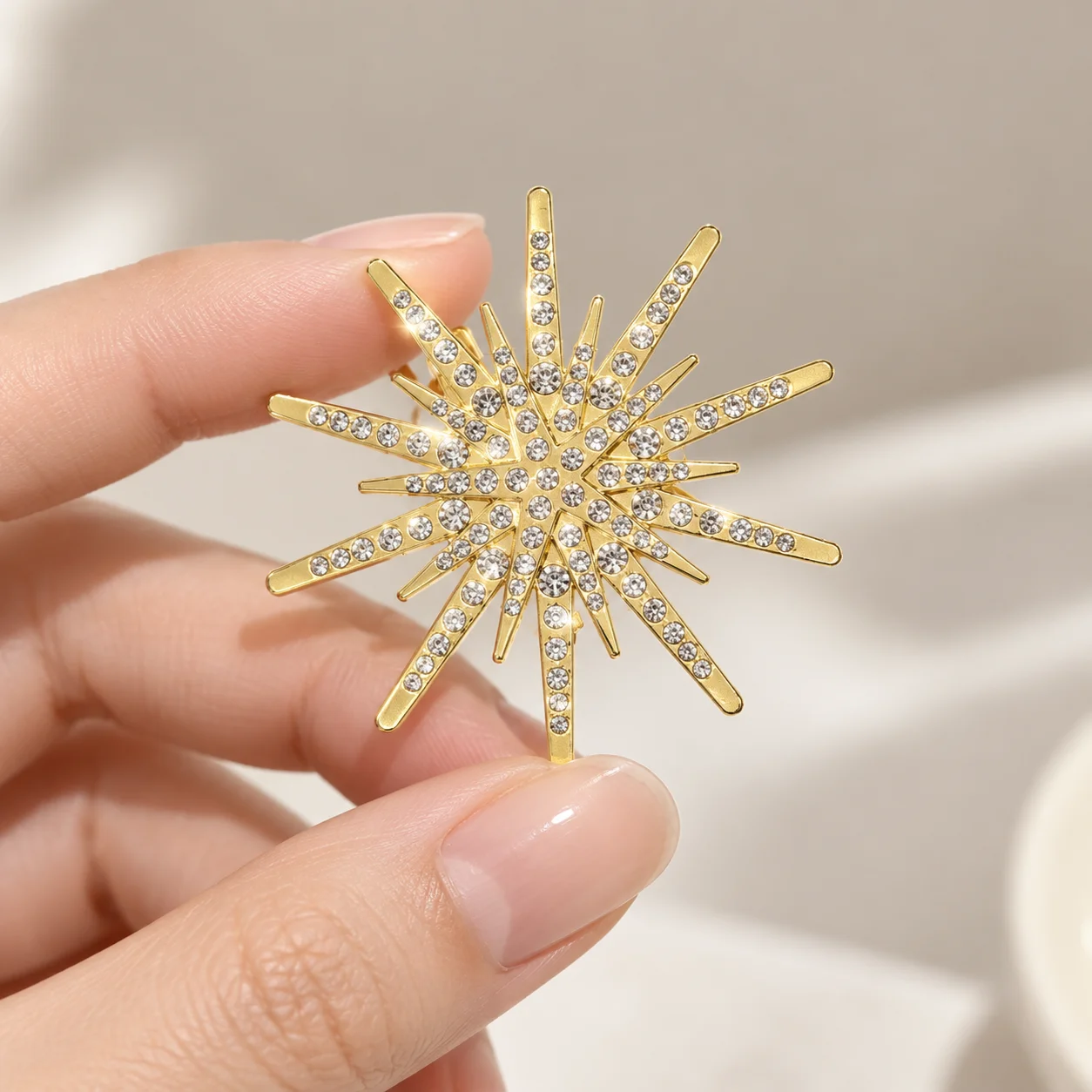 Rhinestone Radiating Star Brooch for Women, Gold Alloy Sunflower Shaped Pin, Shining Geometric Brooch, Adult Women's Suit Jacket Sweater Shirt Dress Scarf Decoration Accessory, Daily Commuting, Dating, Party, Banquet, Wedding, Photography Outfit, Fashionable Versatile Elegant Brooch, European and American Style Clothing Accessories, Bag Decoration, Hat Accessories, Exquisite Sparkling Light Luxury High-End Feel, Eye-Catching Gift Recommendation, All-Season Versatile, Elegant Brooch, Trendy Style, Personalized Accessories, New Product, Hot-Selling Item