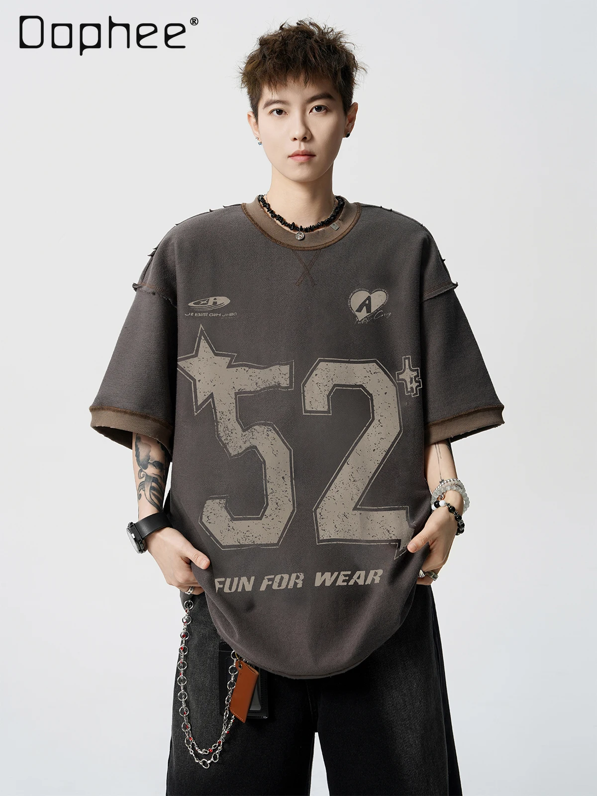 

Лето 2025 г., новая мужская свободная спортивная повседневная футболка в американском стиле ретро с буквенным принтом, белая, серая, коричневая футболка с коротким рукавом