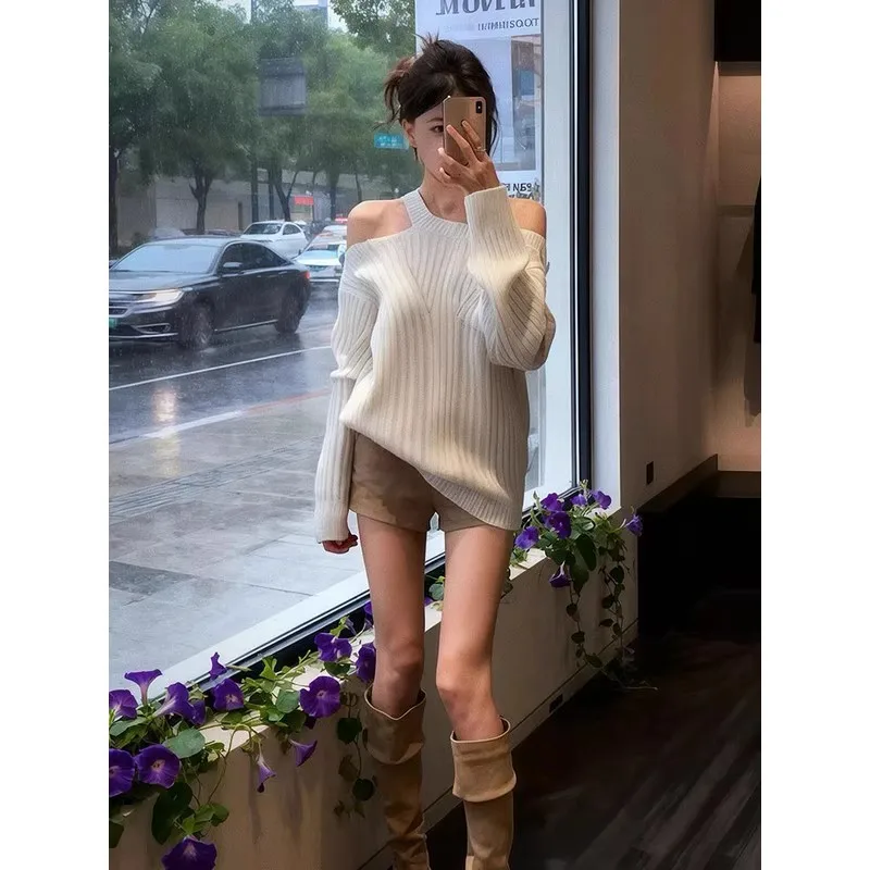 

Wearing a High-End Atmosphere, Hanging Neck Knitted Sweater, Autumn / Winter White Off Shoulder Sweater for Women
