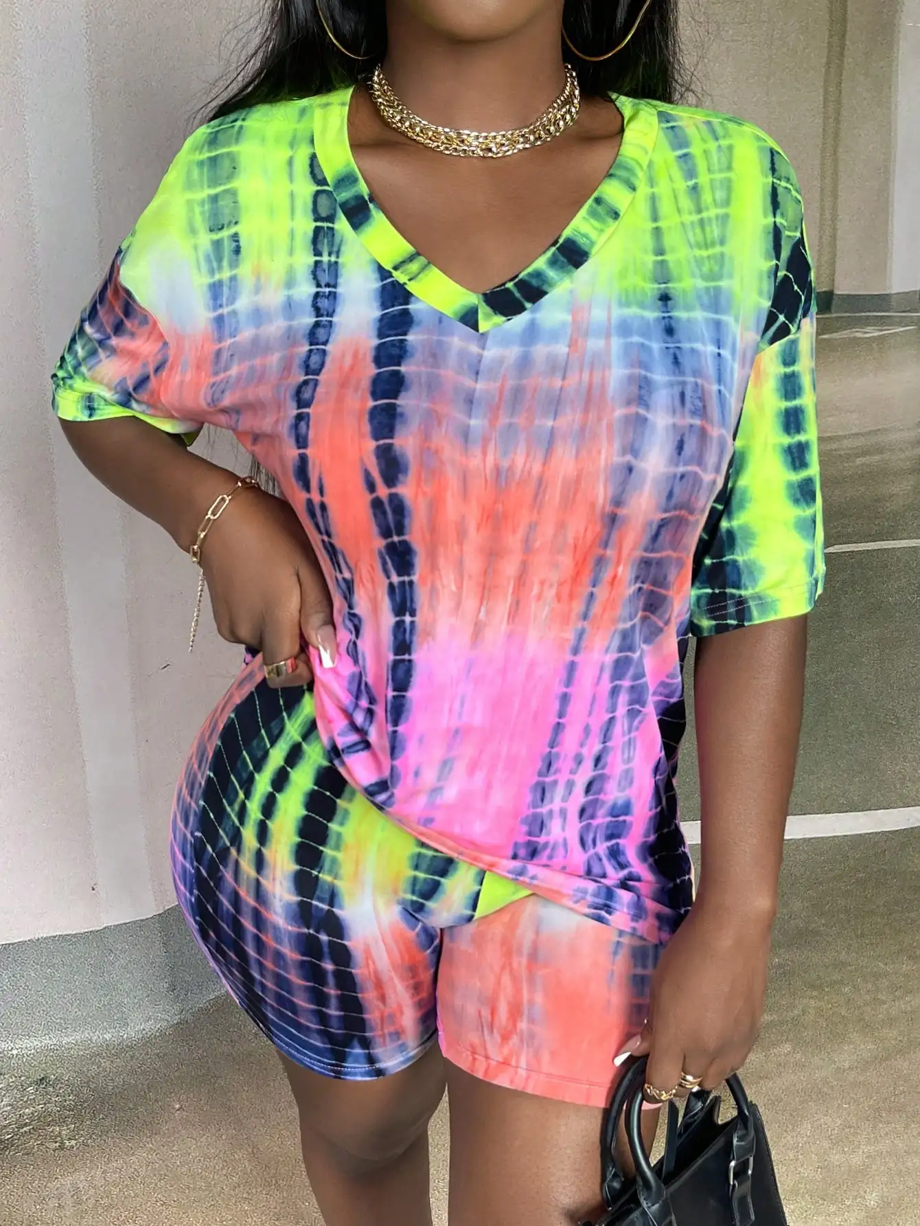 

Женский комплект из свободной футболки с V-образным вырезом и шорт с цветным принтом тай-дай