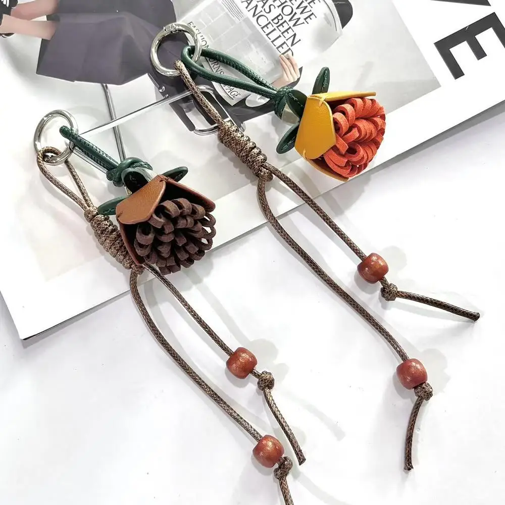 พวงกุญแจหนังแท้ทำมือ สไตล์ Y2K พร้อมพู่ห้อยดอกไม้ ใช้เป็นจี้กระเป๋า สายคล้องโทรศัพท์มือถือ แฟชั่นงานแฮนด์เมด จี้ดอกไม้ห้อยกระเป๋า
