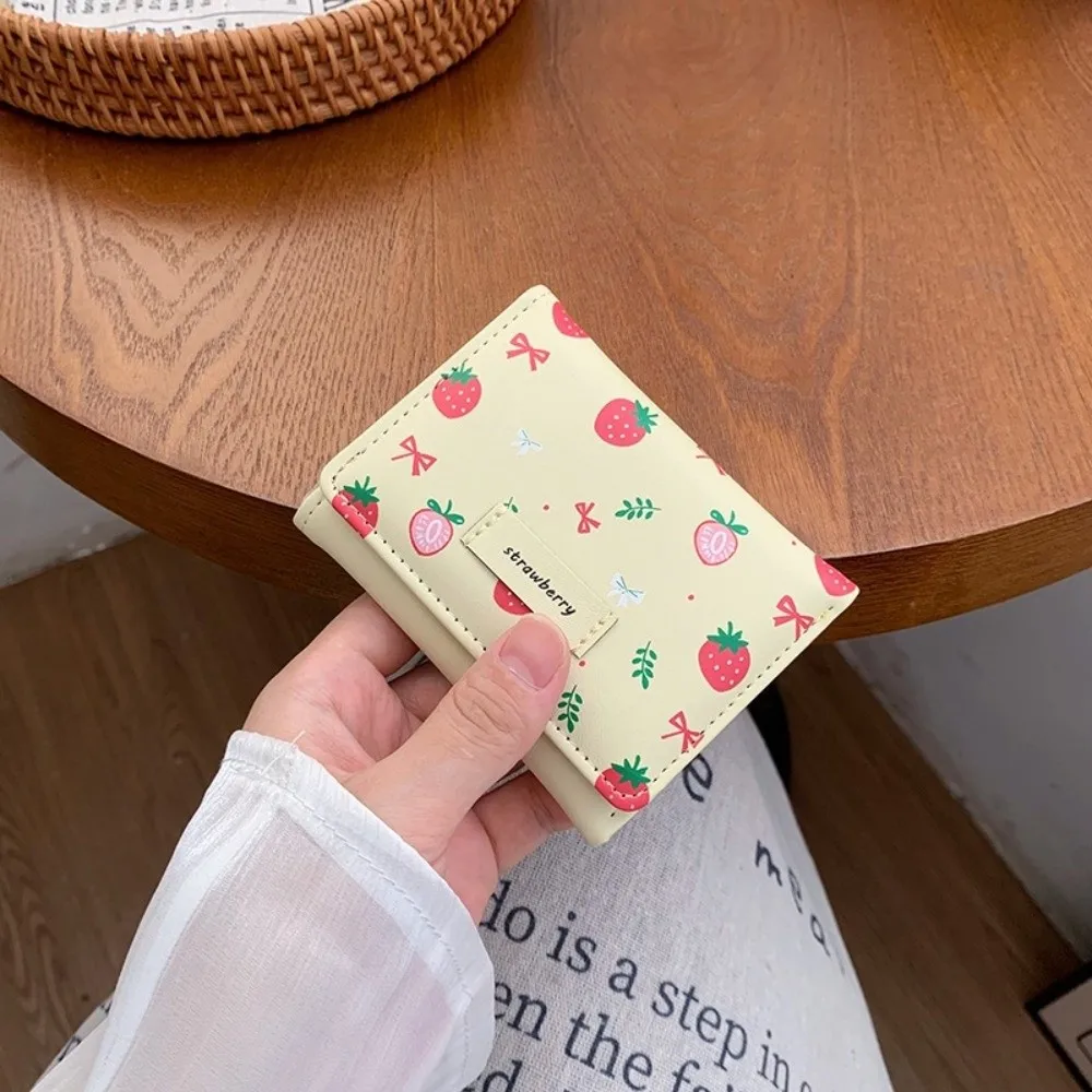 Portafoglio tri-fold alla moda con stampa di fragole Portafoglio in pelle PU con fiocco Porta carte pieghevole multi-slot quotidiano