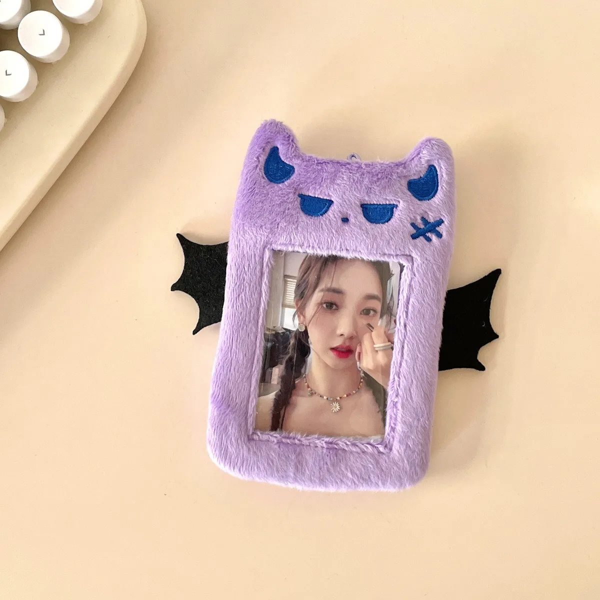 Soporte para sesión fotográfica de felpa del diablo Púrpura pequeño Kawaii, cubierta protectora para tarjeta de autobús, bolsa colgante, papelería,