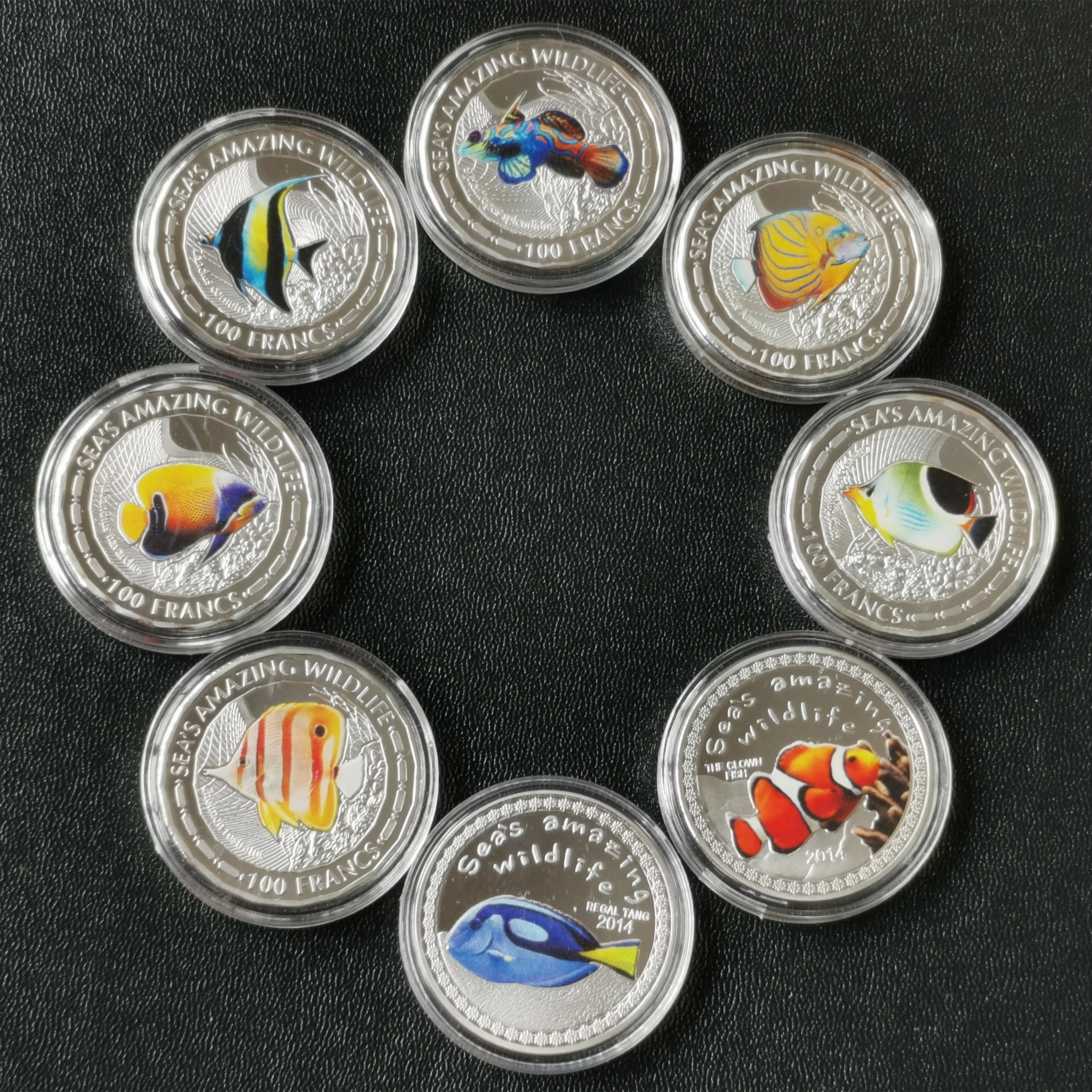 

8Pcs/Set Colorful Ornamental Fish Collectible Coins Painted Souvenirs Coin Set Medal Feng Shui 2022 Collector Decor Craft Gift