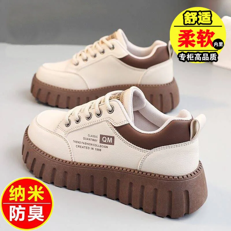 Nuevo 2025 primavera y verano zapatos de tablero con aumento de altura zapatos casuales de mujer zapatos de estudiante zapatillas blancas antideslizantes para mujer