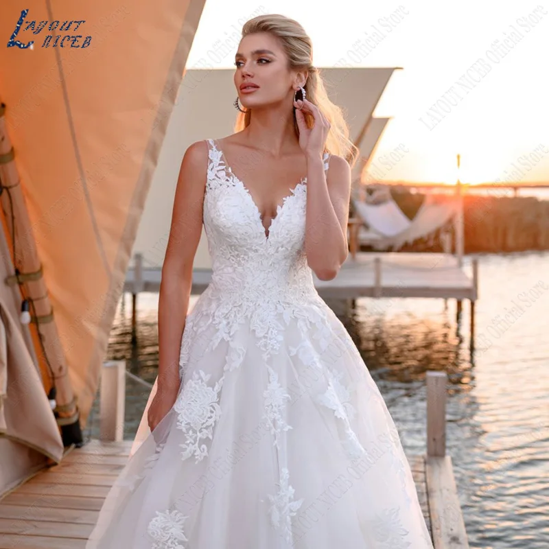 LAYOUT NICEB Appliques cinghie abiti da sposa Lace-Up Backless abito da sposa spiaggia scollo a v abiti de novia playa Custom Made Appliques Straps Abiti da sposa Lace-Up Backless Abito da sposa Beach V-Neck vestidos d