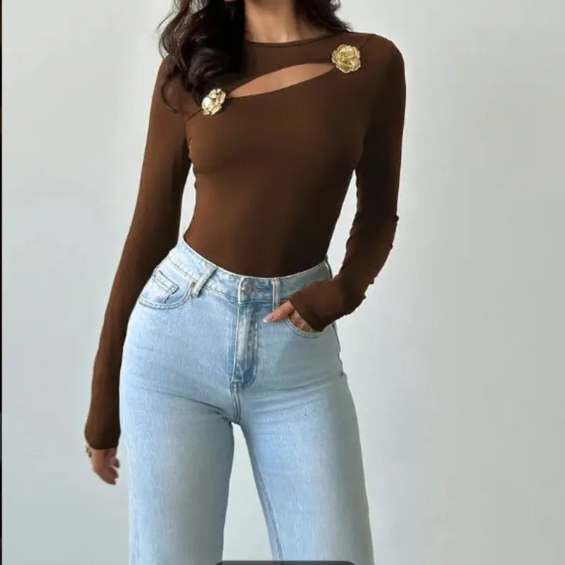 

2025 Осенний цветок, новая полая облегающая черная футболка с длинными рукавами и темпераментным низом, топ