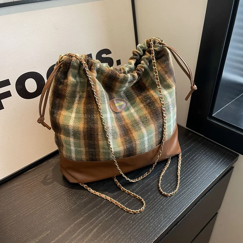 Bolso cruzado de gran capacidad para mujer, mochila Popular de hombro con cadena, de terciopelo suave, novedad de invierno