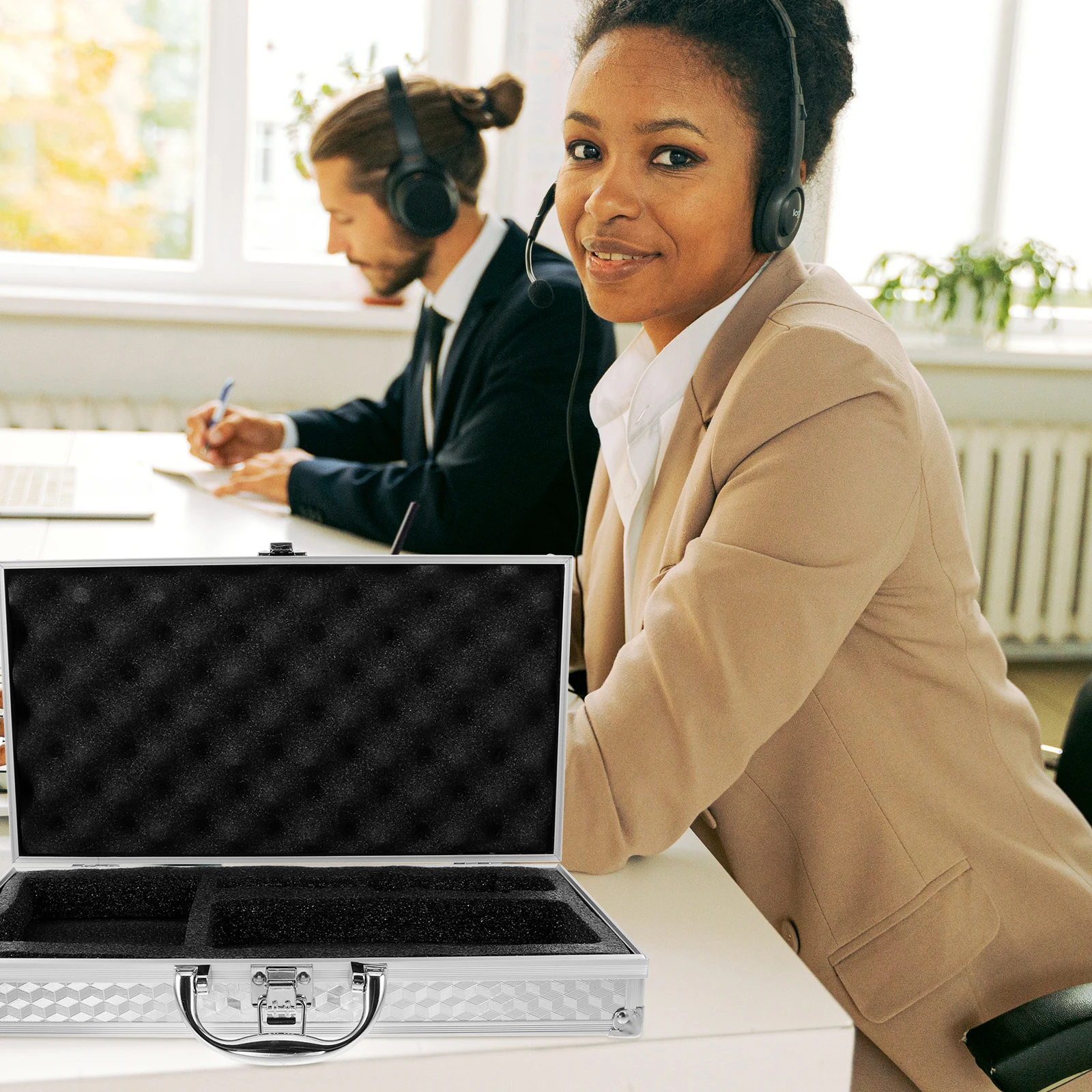 

Portable Microphone Case with Handle for Wireless Mic Storage Protection Durable Metal Holder Box for Singers Handheld Audio