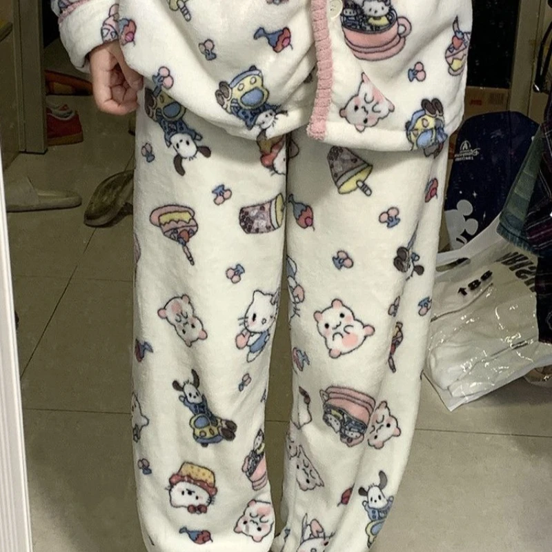 ชุดนอนฤดูหนาวที่เรียบง่ายและทันสมัยสำหรับเด็กผู้หญิง น่ารัก ลายเฮลโลคิตตี้ ผ้ากำมะหยี่คอรัล ผ้าฟลานเนลหนา ใส่สบายและอบอุ่น เหมาะสำหรับใส่ที่บ้าน