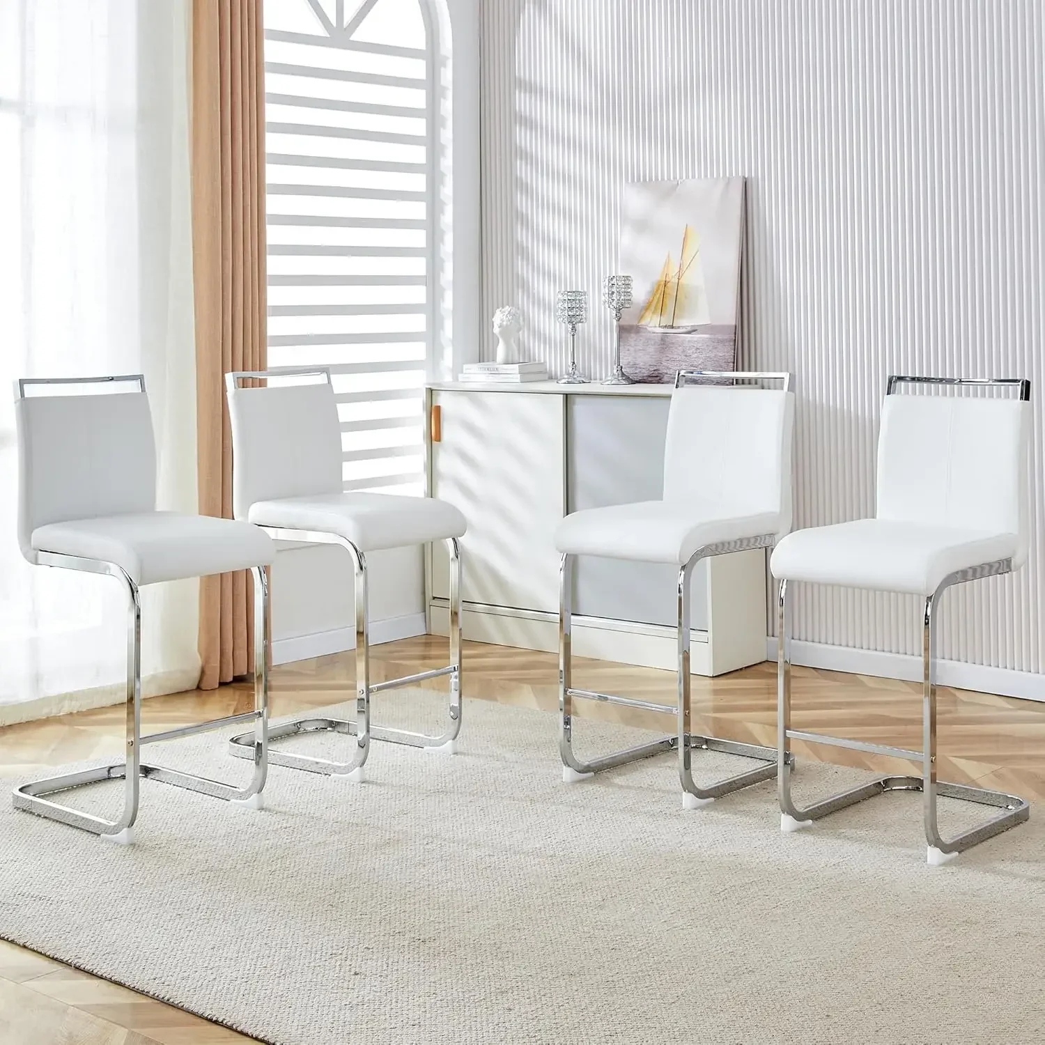 مجموعة مقاعد بار مكونة من 4 قطع، مقاعد بار بارتفاع عداد مع ظهر، كراسي مطبخ PU بيضاء مع ساق معدنية مطلية بالكروم. كرسي منجد