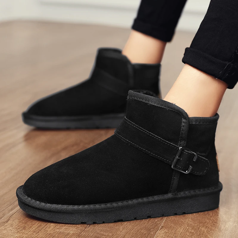 Un par de botas de nieve antideslizantes para hombre con forro polar, zapatos de algodón resistentes al desgaste para uso al aire libre, zapatos cálidos de invierno de gran tamaño para hombre