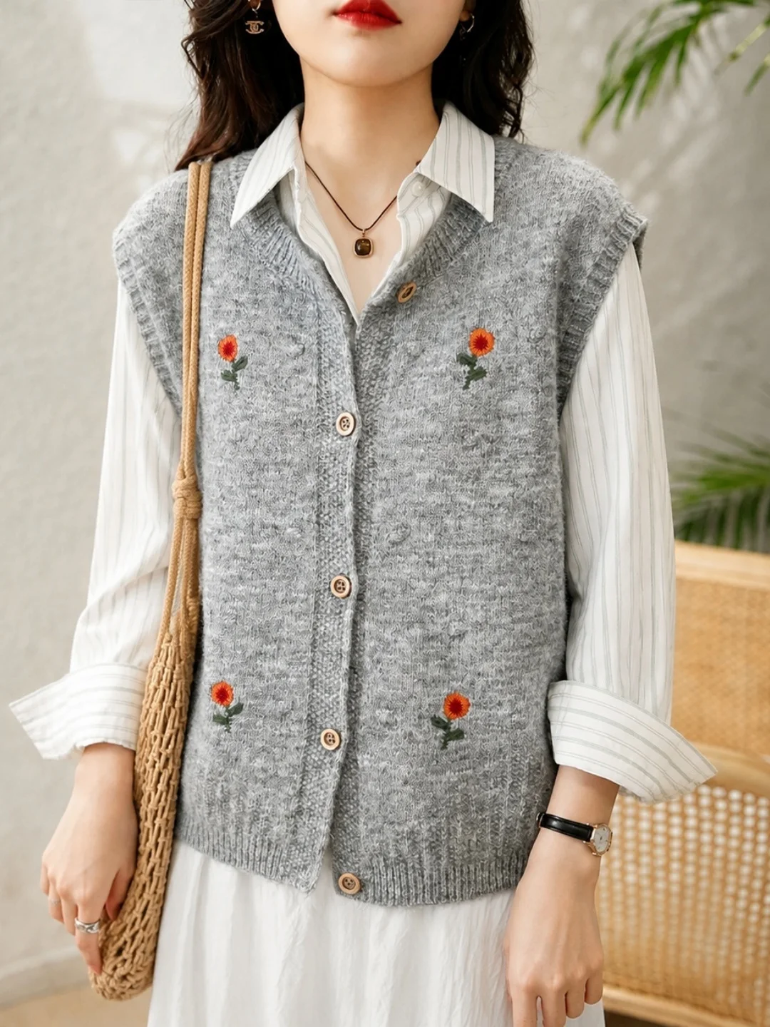 Retro Embroidered Knitted Vest Women's Soft Comfortable Commute All-Match Single Button Design Sensation Fashionable Jacket