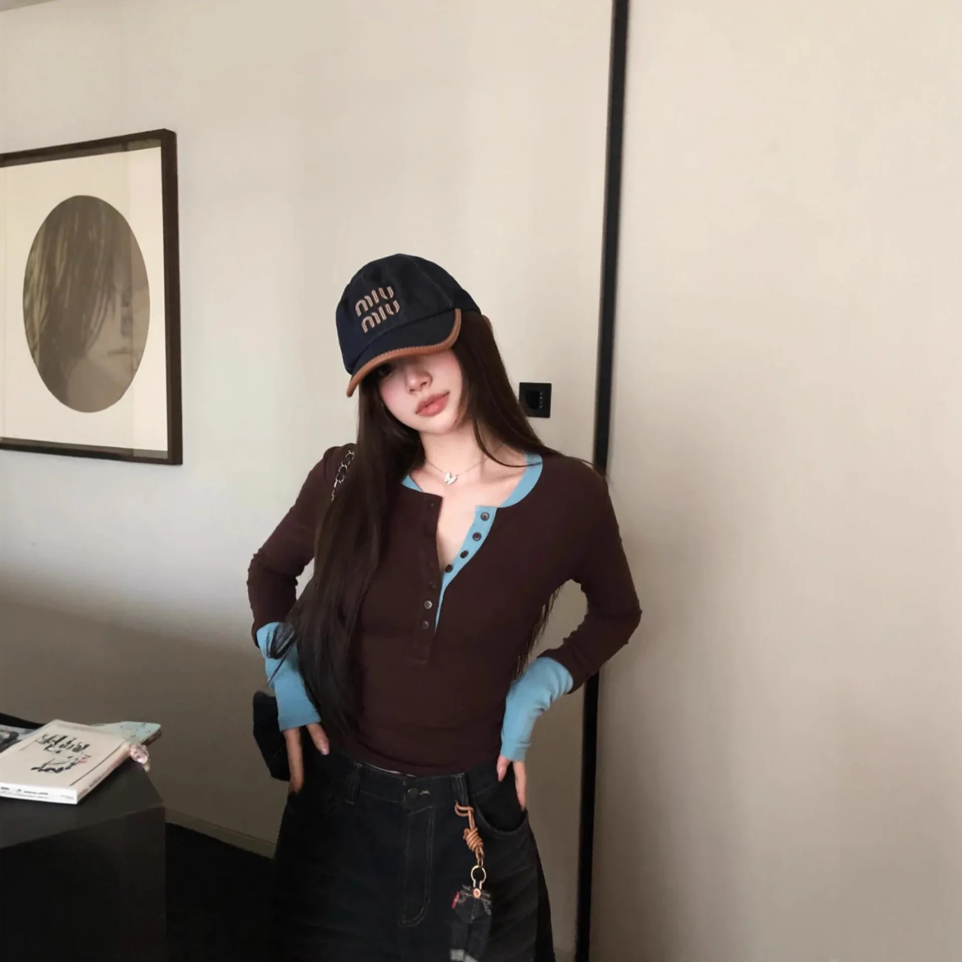 

Design Sense Fake Two-Piece Color Block Henley Neck Long Sleeve T-Shirt For Women, Autumn Hot Girl High-End Slimming Inner Layer