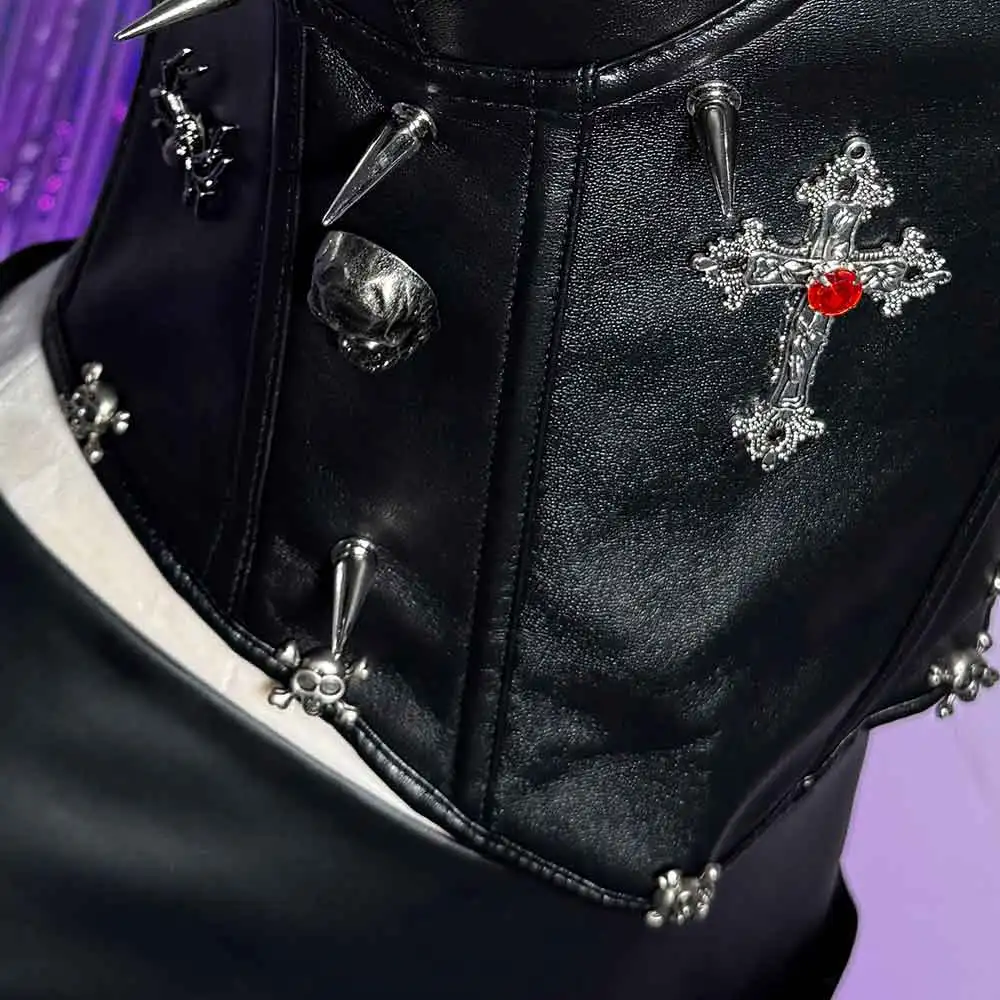 เสื้อครอปหนังเทียมสไตล์โกธิค ลายหัวกะโหลก สำหรับสาวๆแนว E-Girls พังก์ร็อก อีโม Y2K  พร้อมสายรัดแบบคอร์เซ็ท  ตกแต่งด้วยโซ่  หมุด  ตะปู  และสไตล์ Glitch Core  เหมาะสำหรับใส่ไปคลับ  แนวกรันจ์