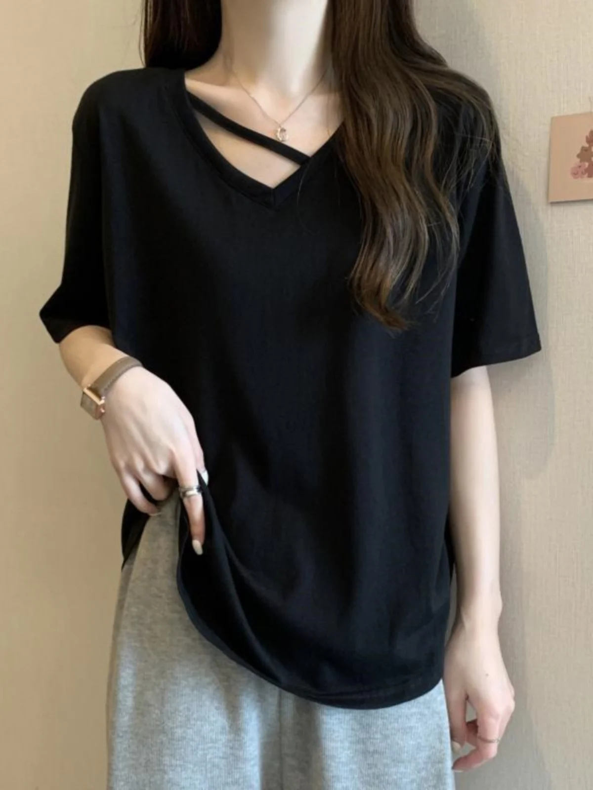 Camiseta Feminina Plus Size de Verão Casual Solta Manga Curta com Recortes Elegante e Arejada de Comprimento Médio para Mulhe...