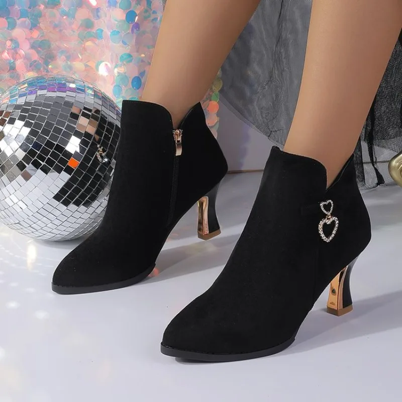 Übergrößen Damen Stiefeletten aus Wildleder mit spitzer Zehenpartie, Strass, hohem Absatz, seitlichem Reißverschluss, Herbst-Winter Damen Party Kurzstiefeletten – Detail 8