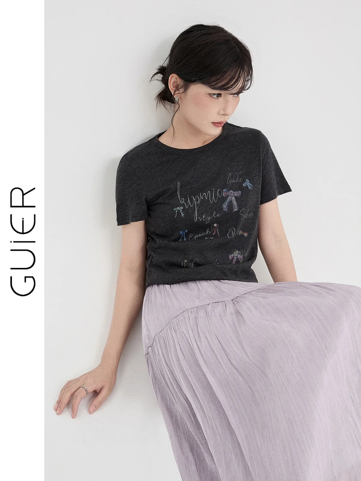 

Женская футболка Guier с мультяшным принтом, коротким рукавом, летний дизайн, приталенный крой, топ с круглым вырезом и узором в виде букв-узлов