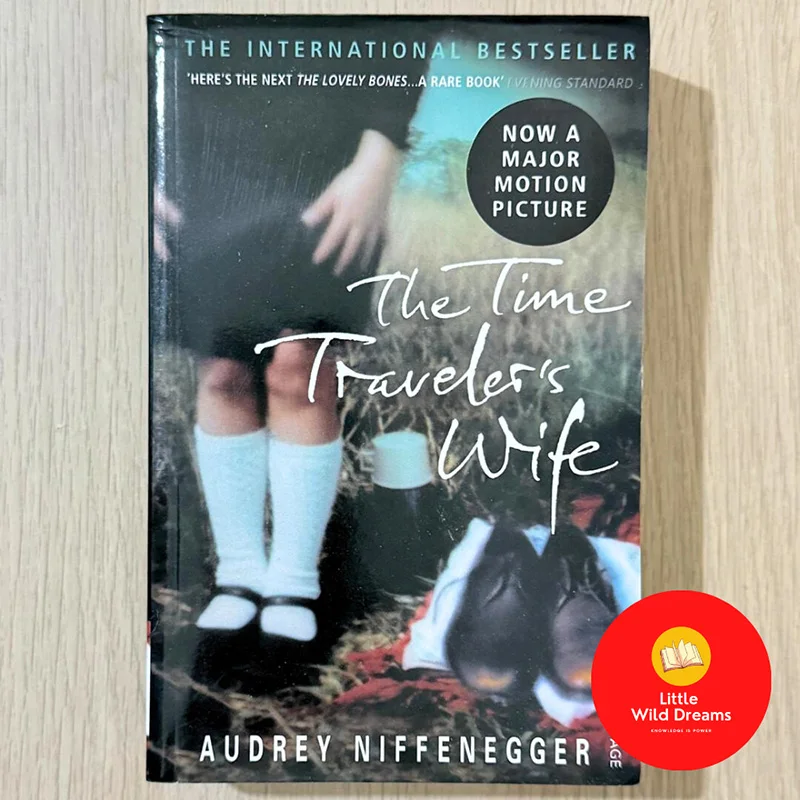 

Английская книга: Жена мандрителя времени Одри Ниффенгера | Романтика Фэнтези Время Путешествие Libros Livros