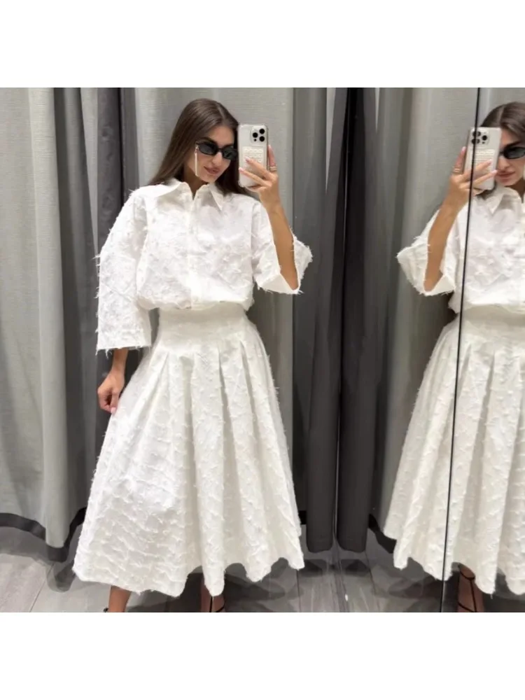 Tweedelige set met witte kwastjes voor dames, elegant revers shirt met lange mouwen en geplooide maxirok met hoge taille, zomerkantooroutfit 2025 - afbeelding 2