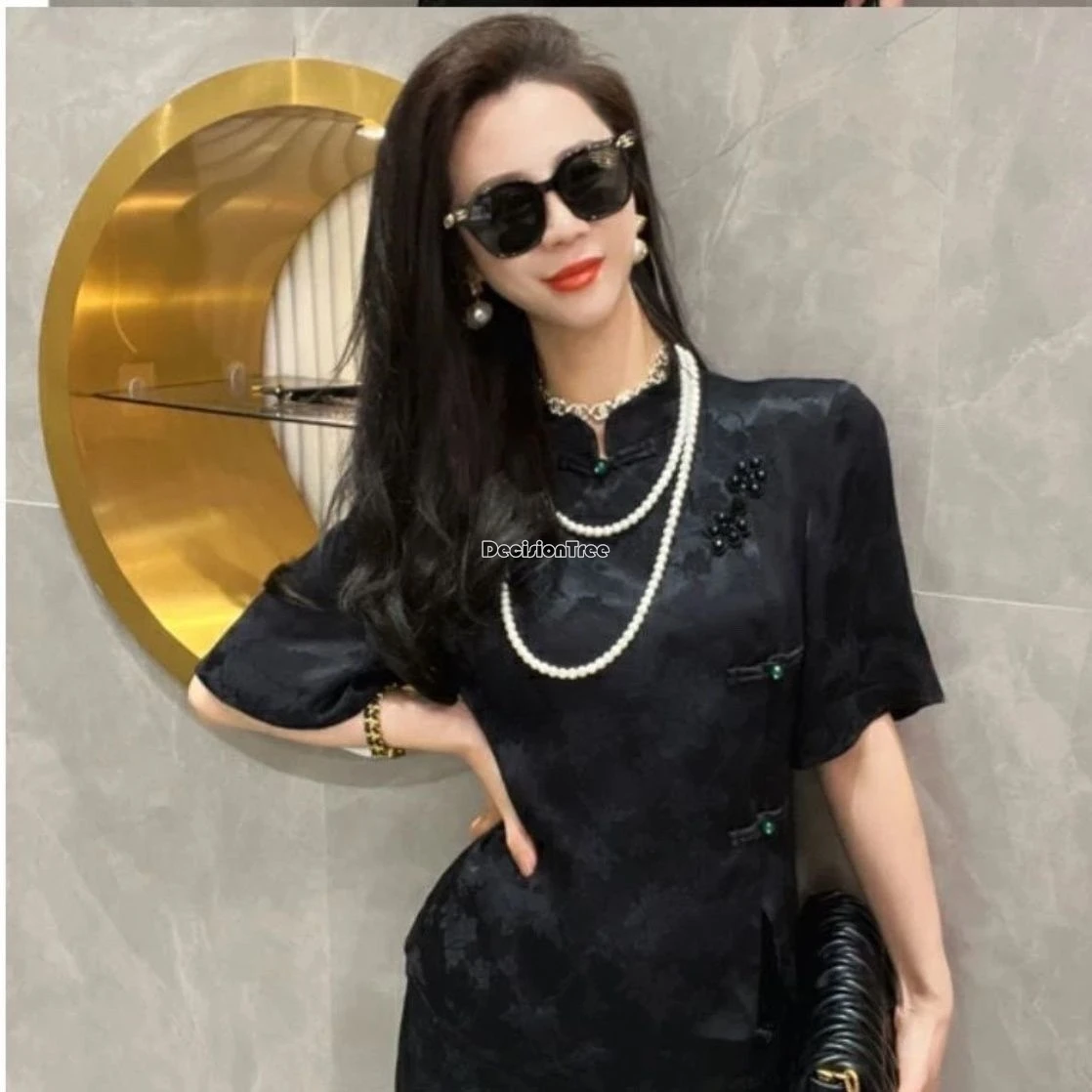 بدلة تانغ سوداء جديدة على الطراز الصيني لعام 2025 قميص نسائي صيفي على الطراز الصيني بتصميم عتيق من الساتان بياقة واقفة وأكمام قصيرة قميص شيونغسام #4