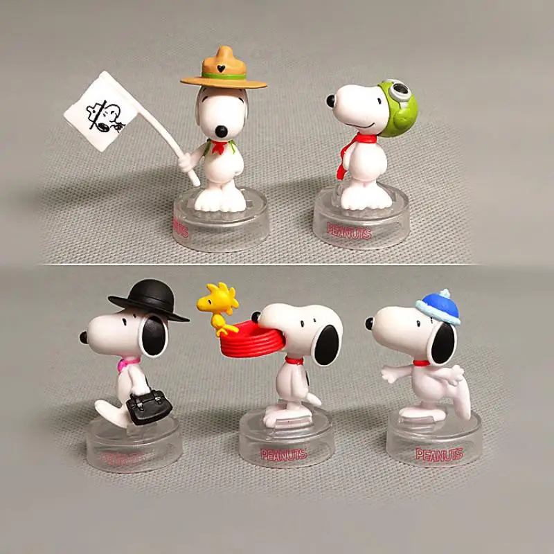 

4Cm New Kawaii Snoopy Cartoon Anime Home Mini Doll Decoration 5Styles Office Worker Desktop Ornament with Base for Girls Gifts