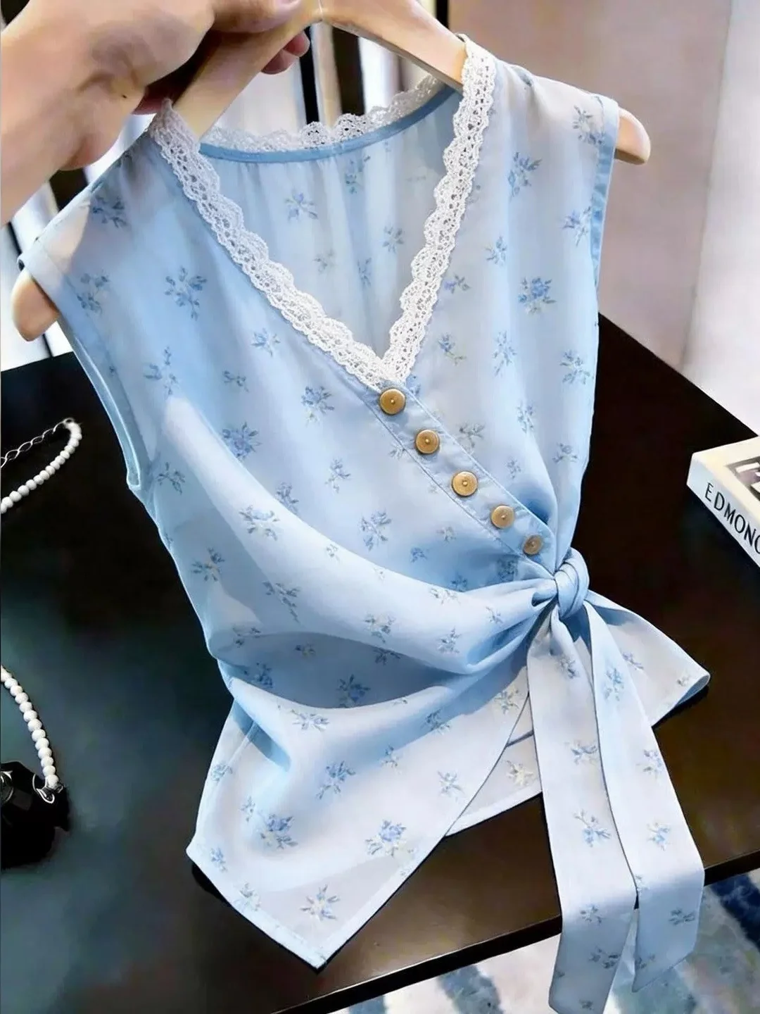 

Floral Lace Patchwork V-Neck Design Summer Waist-Cinching Belted Sleeveless Top Women's Korean Style Straight Cut Silk Shirt