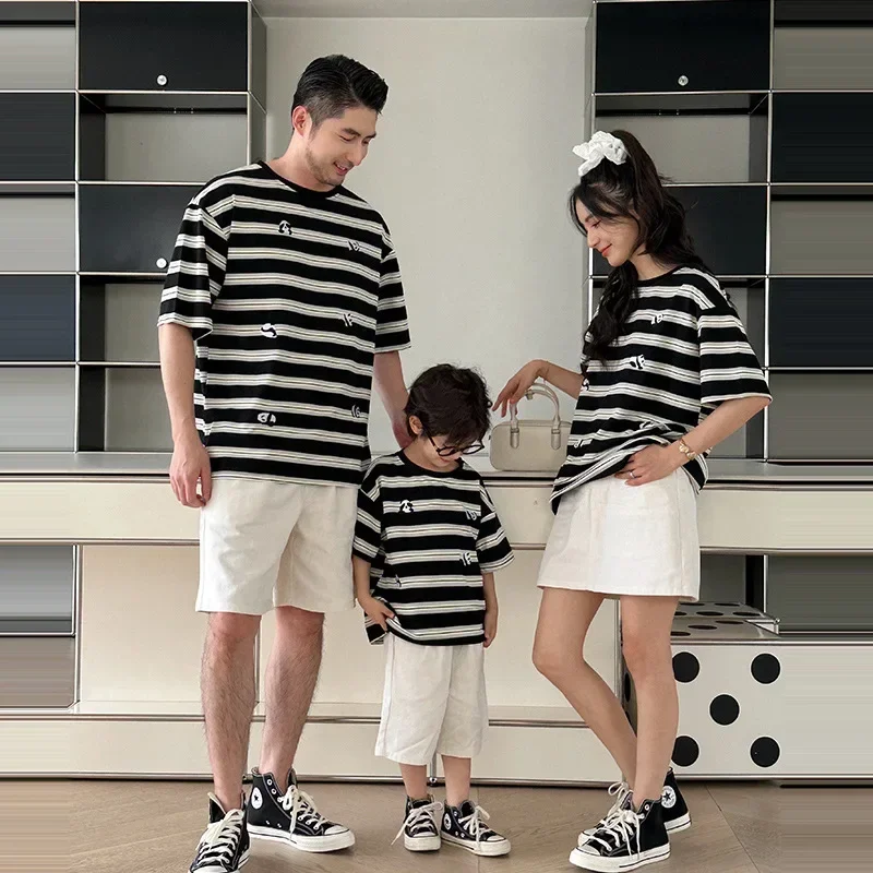 Забавные одинаковые футболки для всей семьи с милым принтом в полоску панды, одежда для мамы и дочки, топы, юбки, наряды для папы, сына, футболки, комплекты с шортами Забавные одинаковые футболки для всей семьи с милым принтом в полоску панды, одежда для мамы и дочки, топы, юбки, наряды для папы, сына, футболки, комплекты с шортами