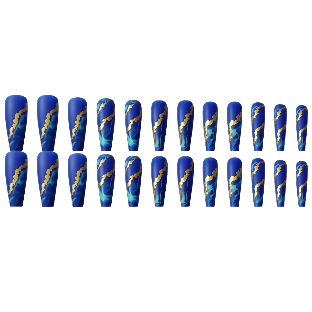 24 قطعة من الضغط المربع الطويل على الأظافر - خطوط غير منتظمة من رقائق الذهب مع أشكال لهب زرقاء عميقة |   أسلوب الحرفي الفاخر