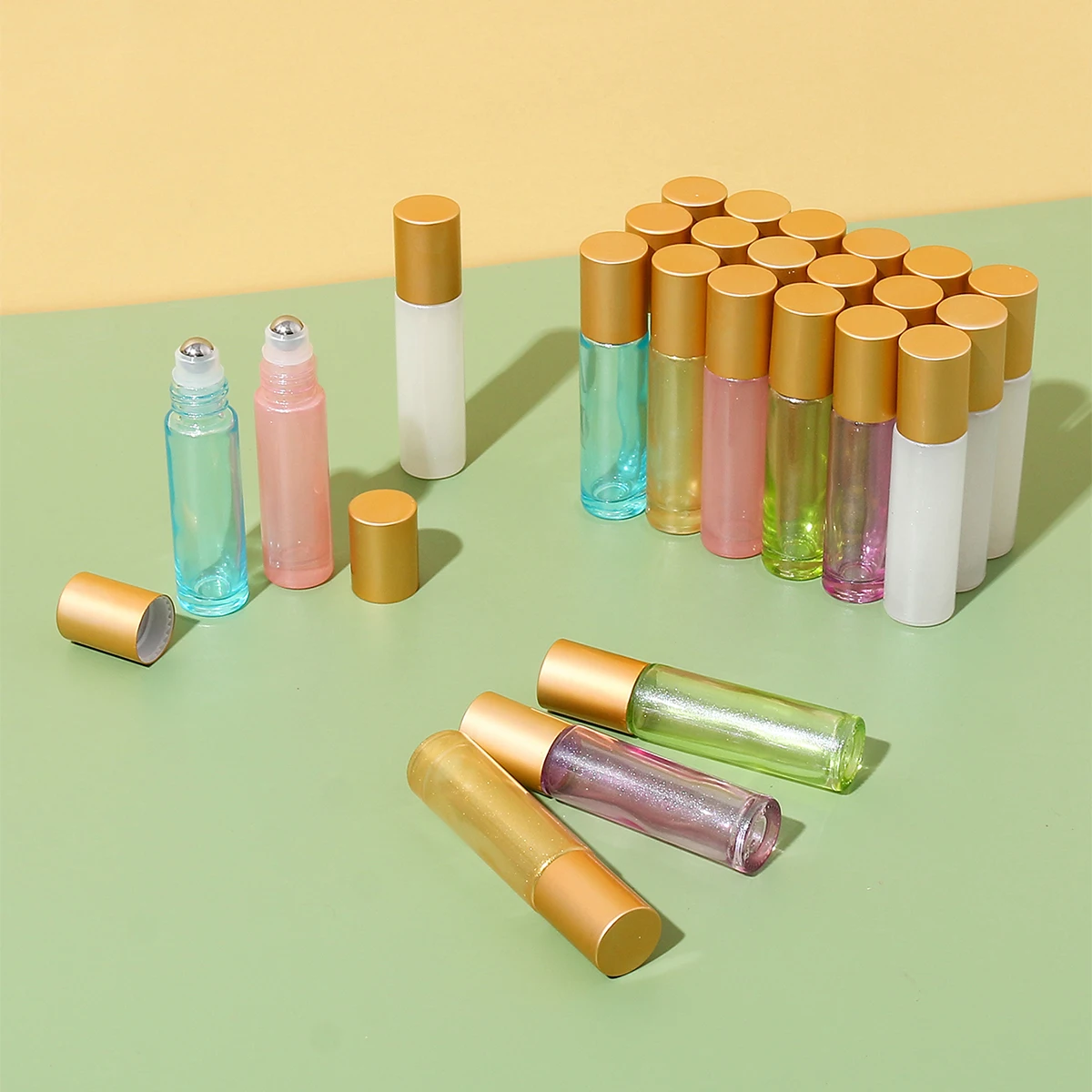 24 قطعة 10 مللي زجاجة عطر فارغة ملونة قابلة لإعادة الملء للزيت العطري زجاجة عطر قابلة للطي مع قمع وفتاحة وقطارة