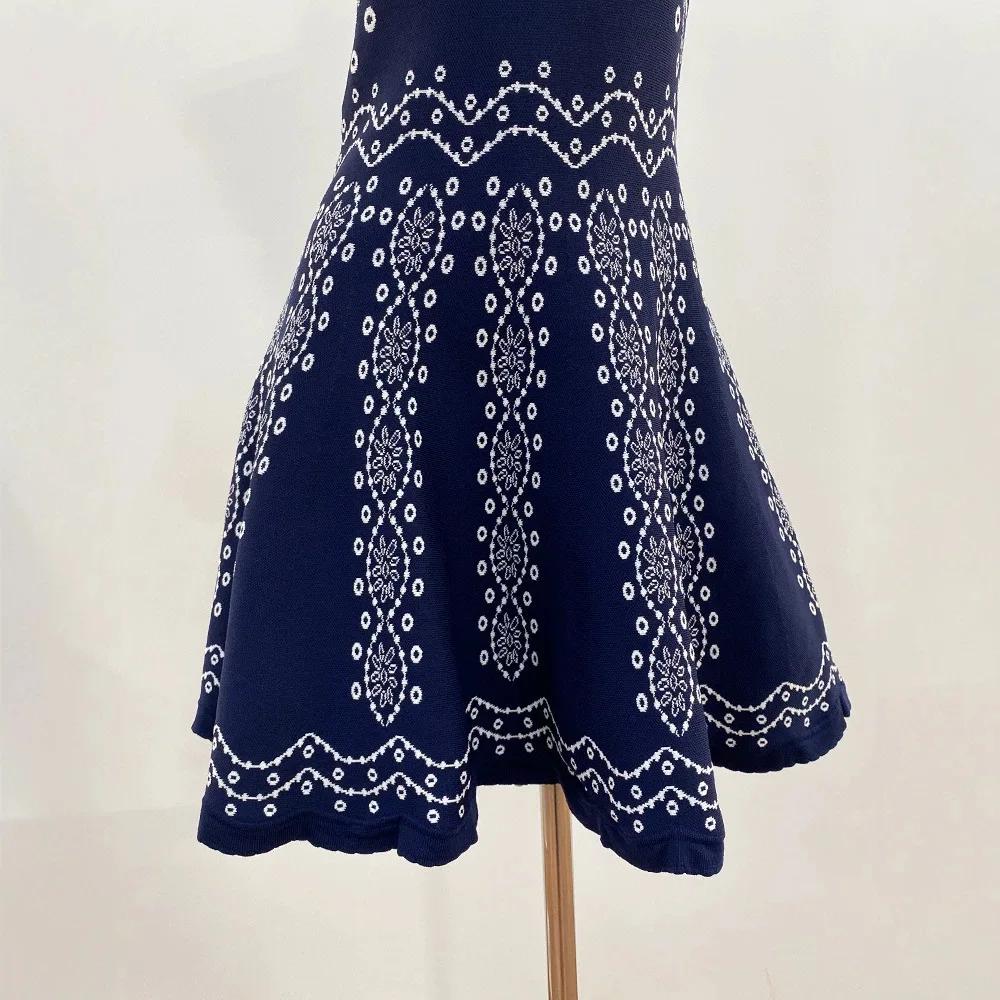 CHUJIE 2026 Summer New Arrival French Niche Design Knitted Color-block Jacquard Sleeveless Crew Neck Waist-tight Knitted Dress - Image 4