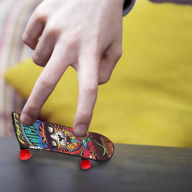 Mini Skateboards Finger Chic Finger Skateboards für Kinder Mini Skateboard Griffbretter Finger Spielzeug Pack Geschenke für Kinder Finger