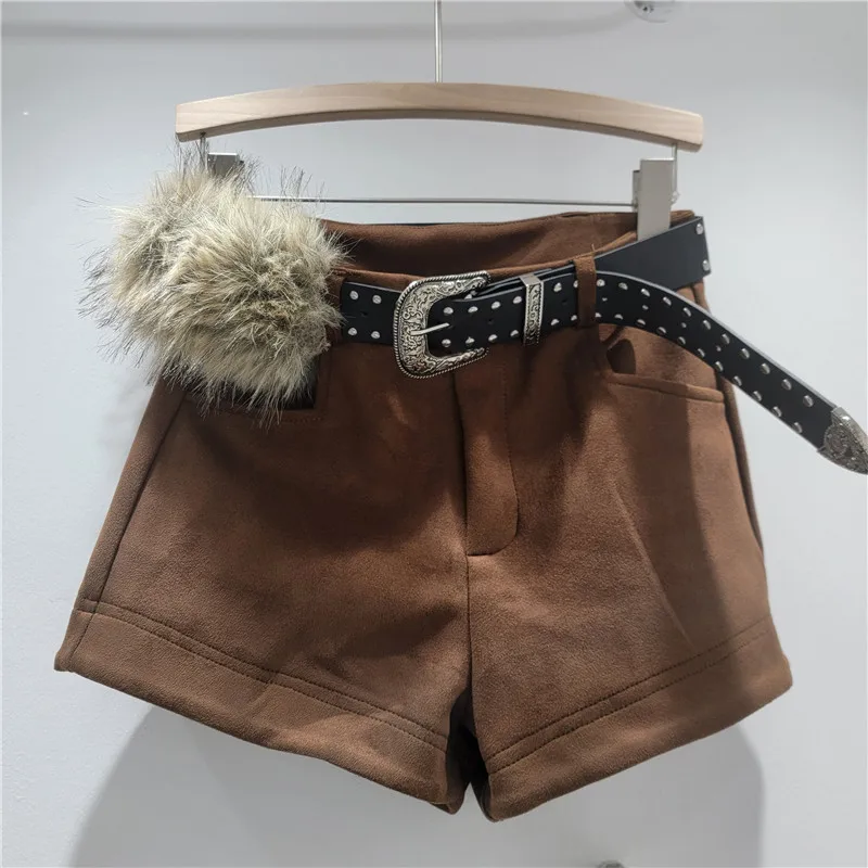 Retro-Shorts aus Wildleder mit Gürtel. Mit einem flatternden Schnitt mit weitem Bein für einen schicken, schmal geschnittenen Look. Perfekt für Stiefel.