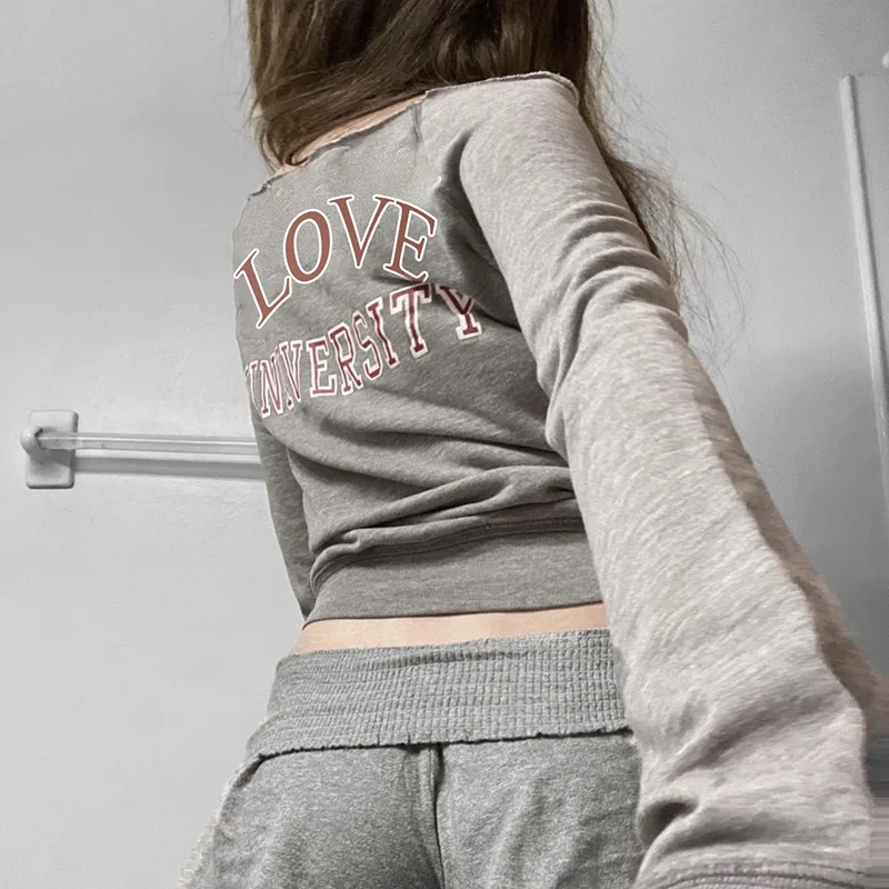 تي شيرت Zeyla American Streetwear بأكمام طويلة تي شيرت نسائي مطبوع عليه حروف 2025 جديد بدون أكتاف كتلة ألوان #2