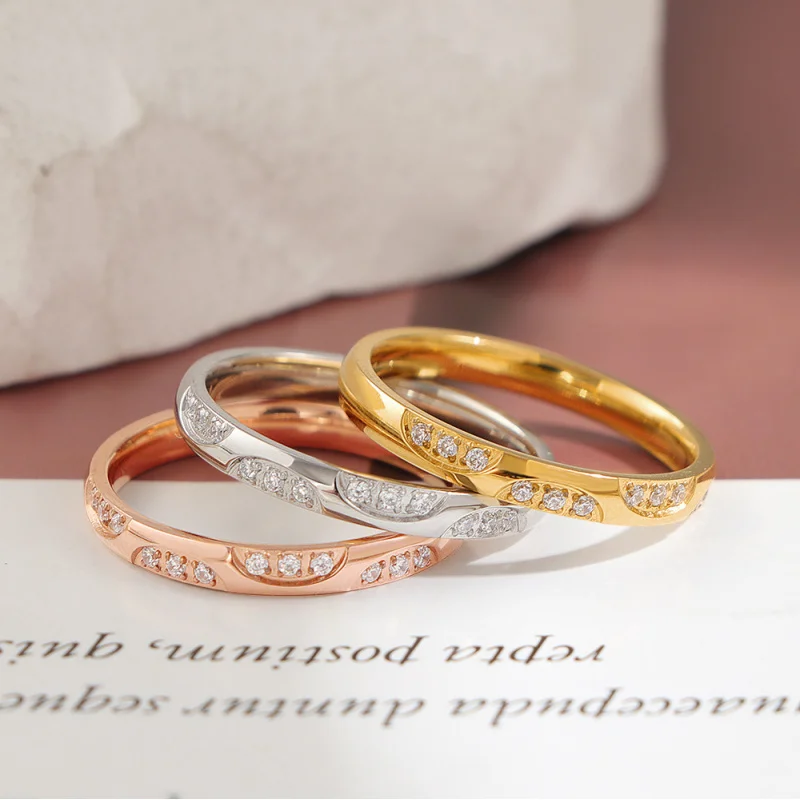 

Европейское кольцо из титановой стали с изогнутыми краями, инкрустированное цирконом, покрытое 18-каратное золото, водонепроницаемые украшения для сохранения цвета для женщин и девочек, подарок