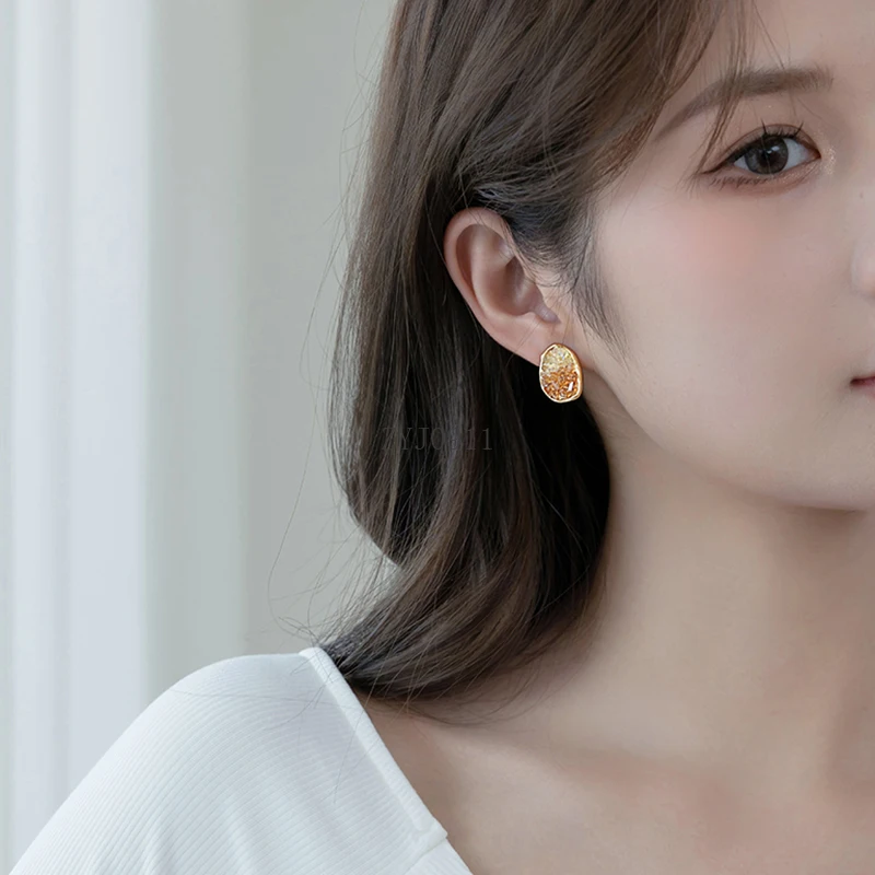 أقراط من الذهب عيار 18 قيراط، وأقراط ذهبية بلون الزركون الشمبانيا، والأقراط العصرية الجديدة تحظى بشعبية كبيرة.