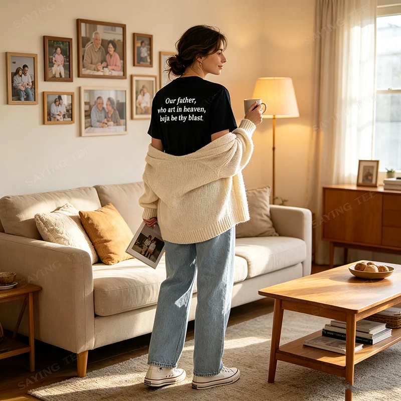 T-shirt personnalisé « Notre Père, qui es au ciel, sois la force de notre foi » avec lettres Y2K imprimées, en coton à manches courtes