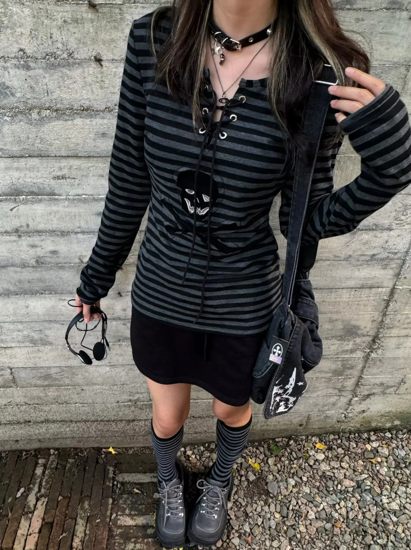 Damen Gothic Punk Gestreiftes Langarm-Oberteil mit V-Ausschnitt, Schnürung, Totenkopf-Applikation, Slim Fit, Emo Grunge Alt Streetwear T-Shirt – Detail 11