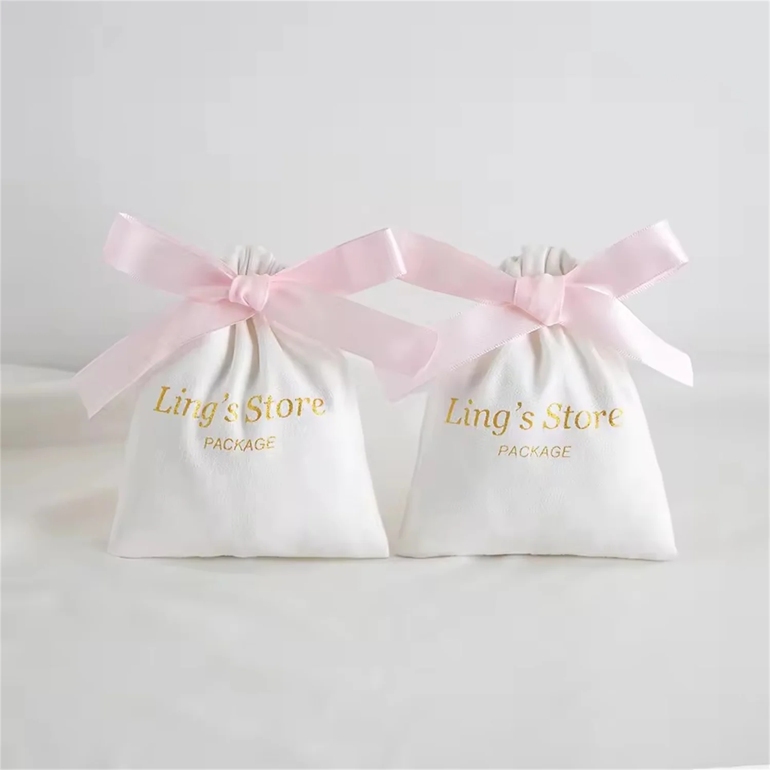 50 قطعة شعار مخصص الأبيض مجوهرات الفانيلا الرباط حقيبة الجانب الخلفي مع شريط حرير وردي هدية كيس التعبئة والتغليف جيب حلوى الزفاف