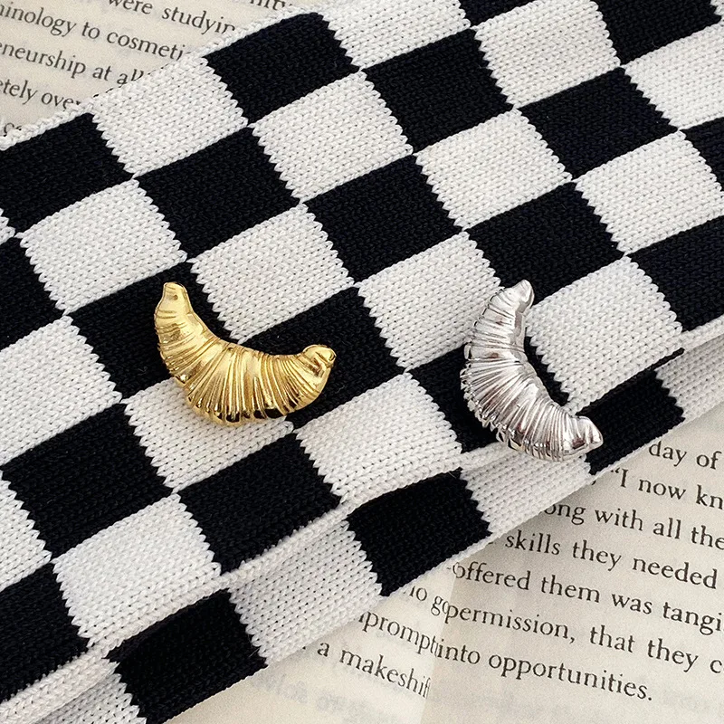 Trend Croissant Brooches for Men Women Couple Metal Pins Gold Plated Silver Color Korean Fashion Vintage Luxury Jewelry Gifts