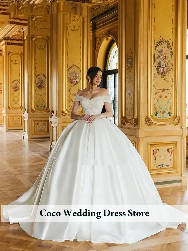맞춤 제작된 정교하고 우아한 비즈 레이스와 새틴 공주 웨딩드레스 오프숄더 슬리브 볼 가운 신부 드레스