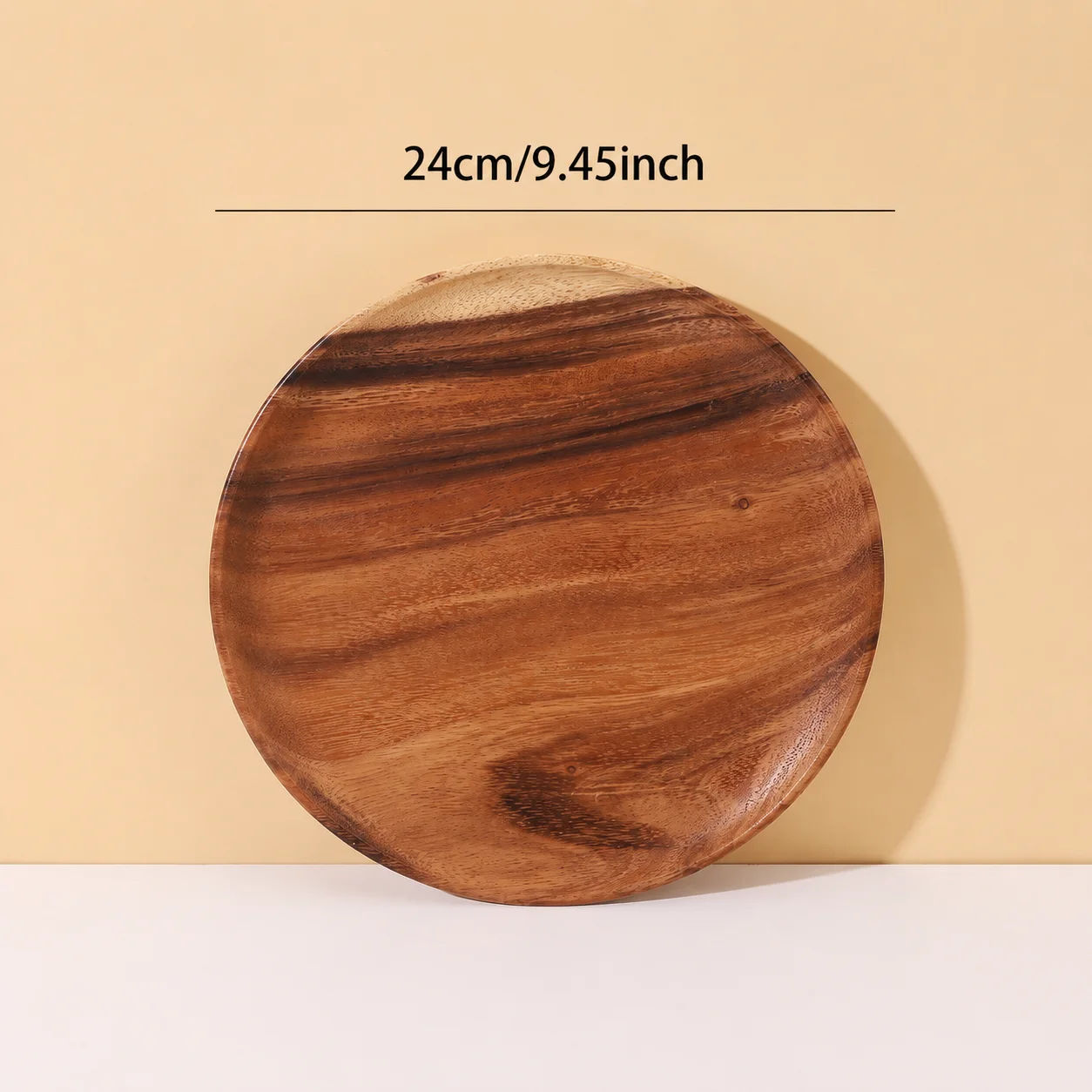 Een ronde dinerbord gemaakt van acaciahout.